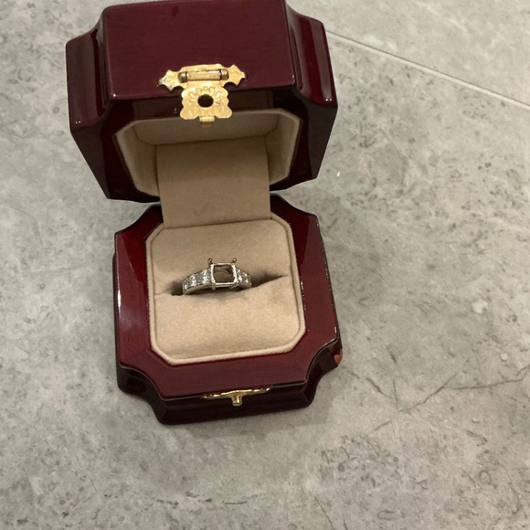 Engagement t ring comes with the original setting and the one I had it changed t - Picture 2 of 6